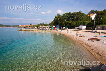 Njivice - pláže, ostrov Krk, Chorvatsko