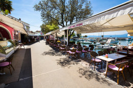 Njivice - pobřežní promenáda, ostrov Krk, Chorvatsko