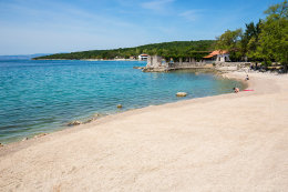 Njivice - pláže, ostrov Krk, Chorvatsko