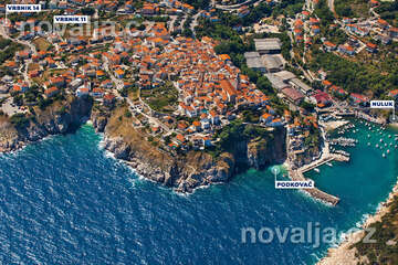 Vrbnik - letecký pohled, ostrov Krk, Chorvatsko