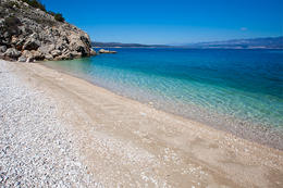Vrbnik - pláž Potovošće, ostrov Krk, Chorvatsko