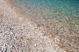 Vrbnik - pláž Potovošće, ostrov Krk, Chorvatsko