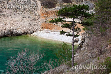 Vrbnik - pláž Kozica, ostrov Krk, Chorvatsko 