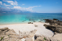 Sumartin - přírodní oblázková pláž Sveti Rok, ostrov Brač, Chorvatsko