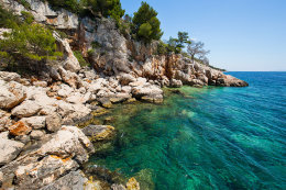 Vela Farska - FKK pláž, ostrov Brač, Chorvatsko