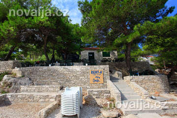 Půjčovna lehátek na pláži Molo Lozna, Postira, ostrov Brač, Chorvatsko