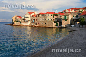 Pláž Zastivonje, Postira, ostrov Brač, Chorvatsko