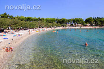 Supetar - oblázková pláž Banj, ostrov Brač, Chorvatsko