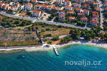 Supetar - další z oblázkových pláží, ostrov Brač, Chorvatsko