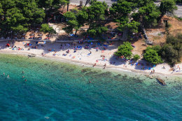 Supetar - další z oblázkových pláží, ostrov Brač, Chorvatsko