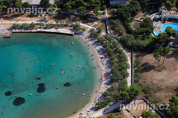 Supetar - oblázková pláž Banj, ostrov Brač, Chorvatsko