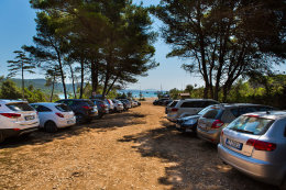 Parkoviště u písečné pláže Sakarun, Soline, Dugi Otok, Chorvatsko
