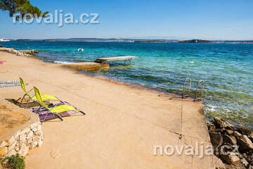 Tkon - betonové plošiny u písečné pláž Tkon, ostrov Pašman, Chorvatsko