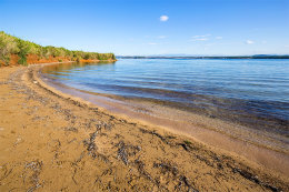 Tkon - písečná pláž na jihovýchodním okraji letoviska, ostrov Pašman, Chorvatsko