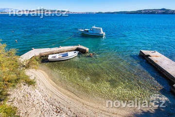 Seget Donji - pláže, Trogirská riviéra, Chorvatsko