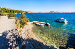 Seget Donji - pláže, Trogirská riviéra, Chorvatsko