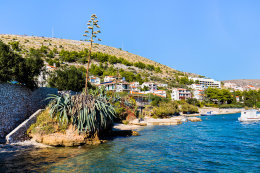 Seget Donji - pláže, Trogirská riviéra, Chorvatsko