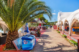 Seget Donji - restaurace u rezortu Medena (1 km západně od Segetu), Trogirská riviéra, Chorvatsko