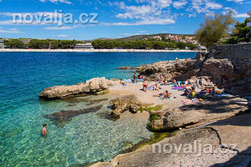 Primošten - pláž ve starém městě, Šibenická riviéra, Chorvatsko