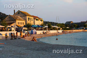 Primošten - oblázková pláž u promenády v zátoce Mala Raduča, Šibenická riviéra, Chorvatsko