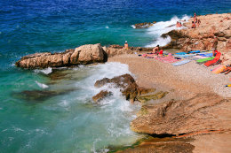 Primošten - pláž ve starém městě, Šibenická riviéra, Chorvatsko