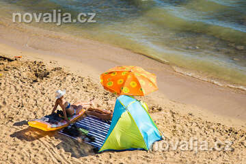 Privlaka - písečná pláž v jihovýchodní části letoviska, Zadarská riviéra, Chorvatsko