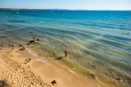 Privlaka - písečná pláž v jihovýchodní části letoviska, Zadarská riviéra, Chorvatsko