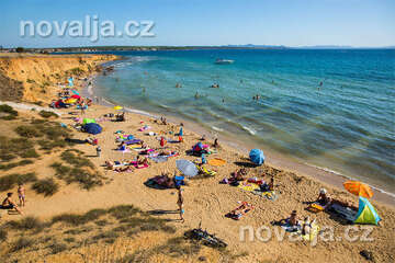 Privlaka - písečná pláž v jihovýchodní části letoviska, Zadarská riviéra, Chorvatsko