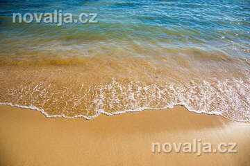 Privlaka - písečná pláž v jihovýchodní části letoviska, Zadarská riviéra, Chorvatsko