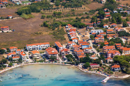 Privlaka - letecký pohled na zátoku s písečným dnem v centru letoviska, Zadarská riviéra, Chorvatsko