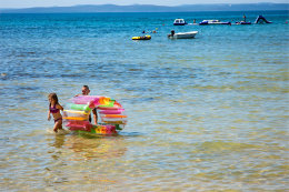 Privlaka - zátoka s písečným dnem v centru letoviska, Zadarská riviéra, Chorvatsko