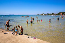 Privlaka - zátoka s písečným dnem v centru letoviska, Zadarská riviéra, Chorvatsko