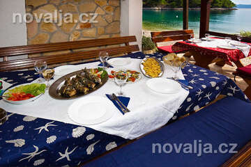 Restaurace v jižní zátoce u domů Plaža a Meri, ostrov Hvar, Chorvatsko