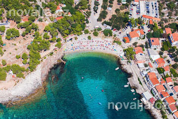 Pláž Vela Milna - letovisko Milna, ostrov Hvar, Chorvatsko