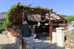 Restaurace u pláže Mala Milna - letovisko Milna, ostrov Hvar, Chorvatsko