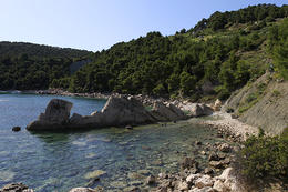 Zátoka a pláž u Milny, ostrov Hvar, Chorvatsko