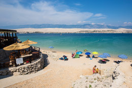 Písčitooblázková pláž Čista plaža, ostrov Pag, Chorvatsko