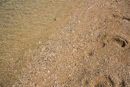 Písčitooblázková pláž Čista plaža, ostrov Pag, Chorvatsko