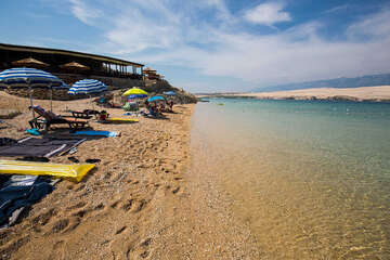 Písčitooblázková pláž Čista plaža, ostrov Pag, Chorvatsko