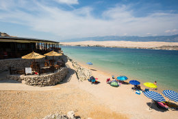 Písčitooblázková pláž Čista plaža, ostrov Pag, Chorvatsko