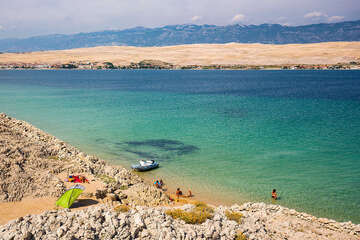 Písčitooblázková pláž Čista plaža, ostrov Pag, Chorvatsko