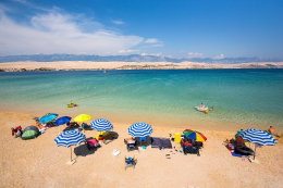 Písčitooblázková pláž Čista plaža, ostrov Pag, Chorvatsko