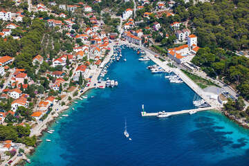 Maslinica - přístav a centrum, ostrov Šolta, Chorvatsko