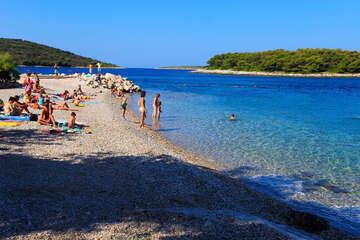 Maslinica - pláže, ostrov Šolta, Chorvatsko