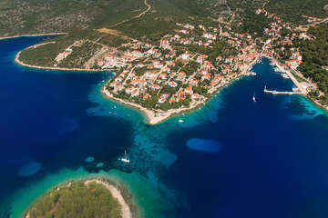 Maslinica, ostrov Šolta, Chorvatsko