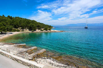 Stomorska - pláže, ostrov Šolta, Chorvatsko