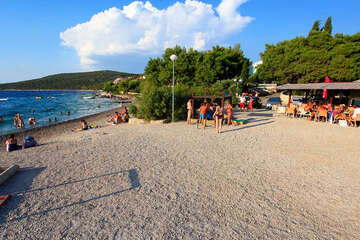 Maslinica - plážové bary, ostrov Šolta, Chorvatsko