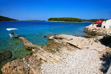 Maslinica - pláže, ostrov Šolta, Chorvatsko