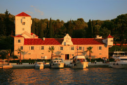 Maslinica, ostrov Šolta, Chorvatsko