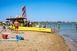 Nin - vodní atrakce u písečné pláže Ninska laguna, Zadarská riviéra, Chorvatsko